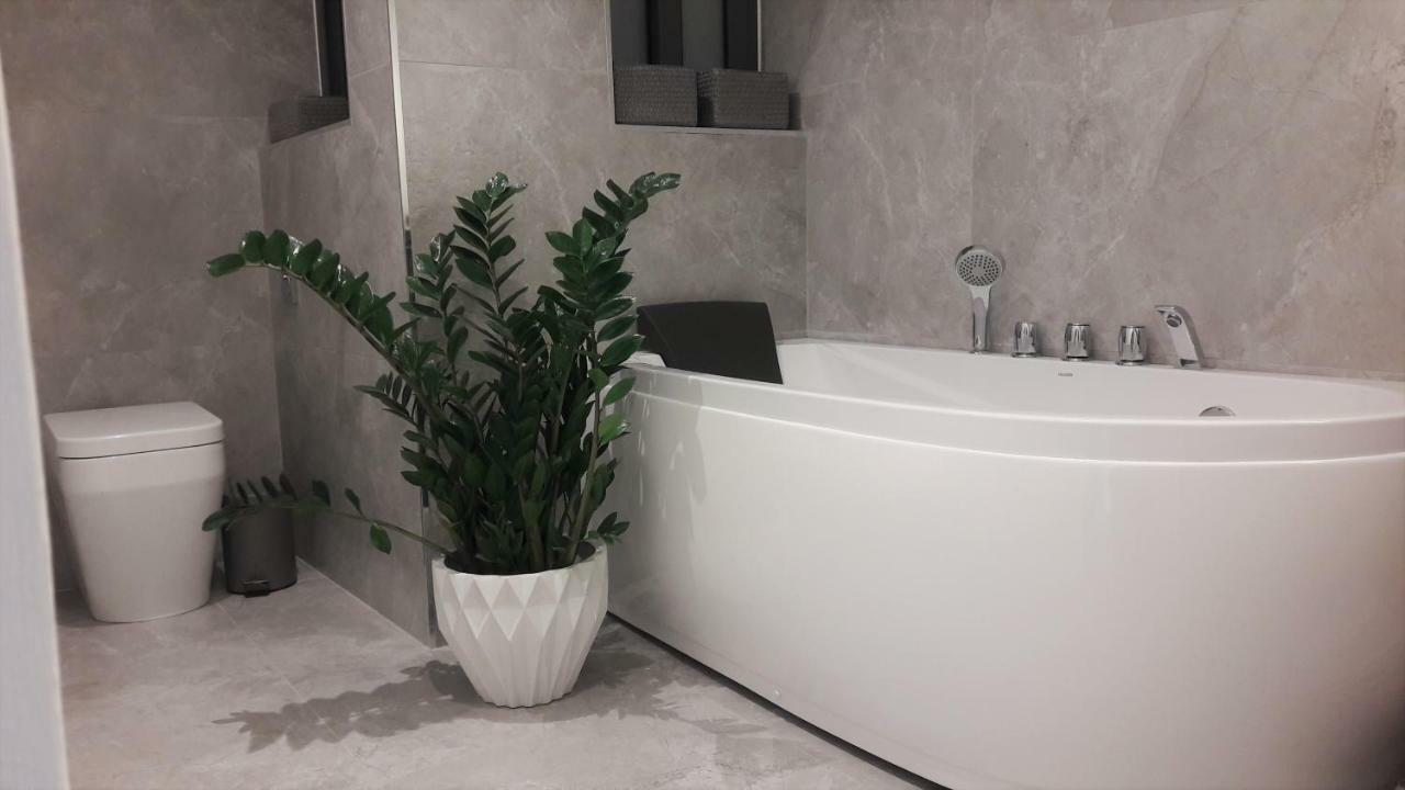 Duplex Maisonette With Heated P-Pool And Jacuzzi Сент Джулианс Экстерьер фото