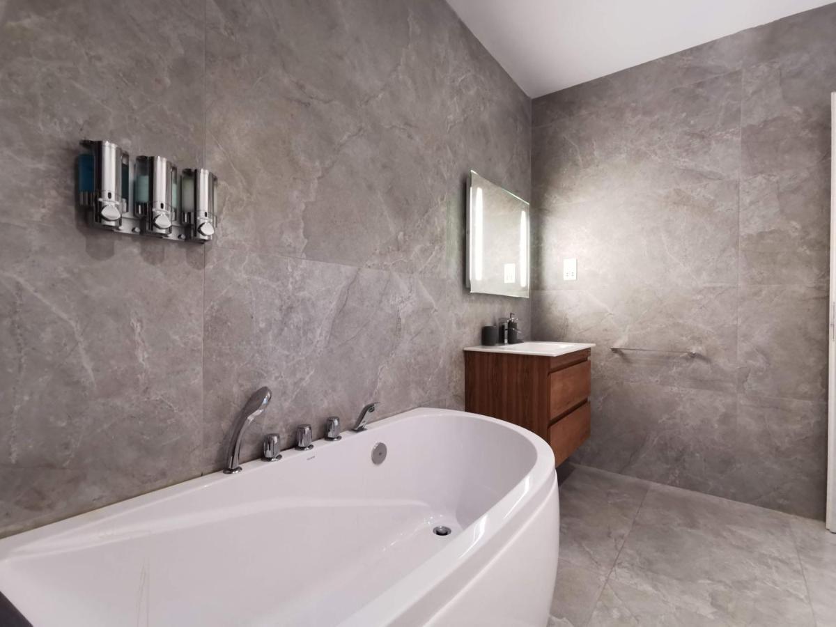 Duplex Maisonette With Heated P-Pool And Jacuzzi Сент Джулианс Экстерьер фото